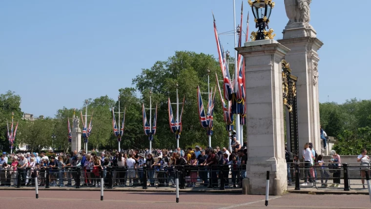 personnes statuettes colonnes drapeaux arbres rue ceremonie