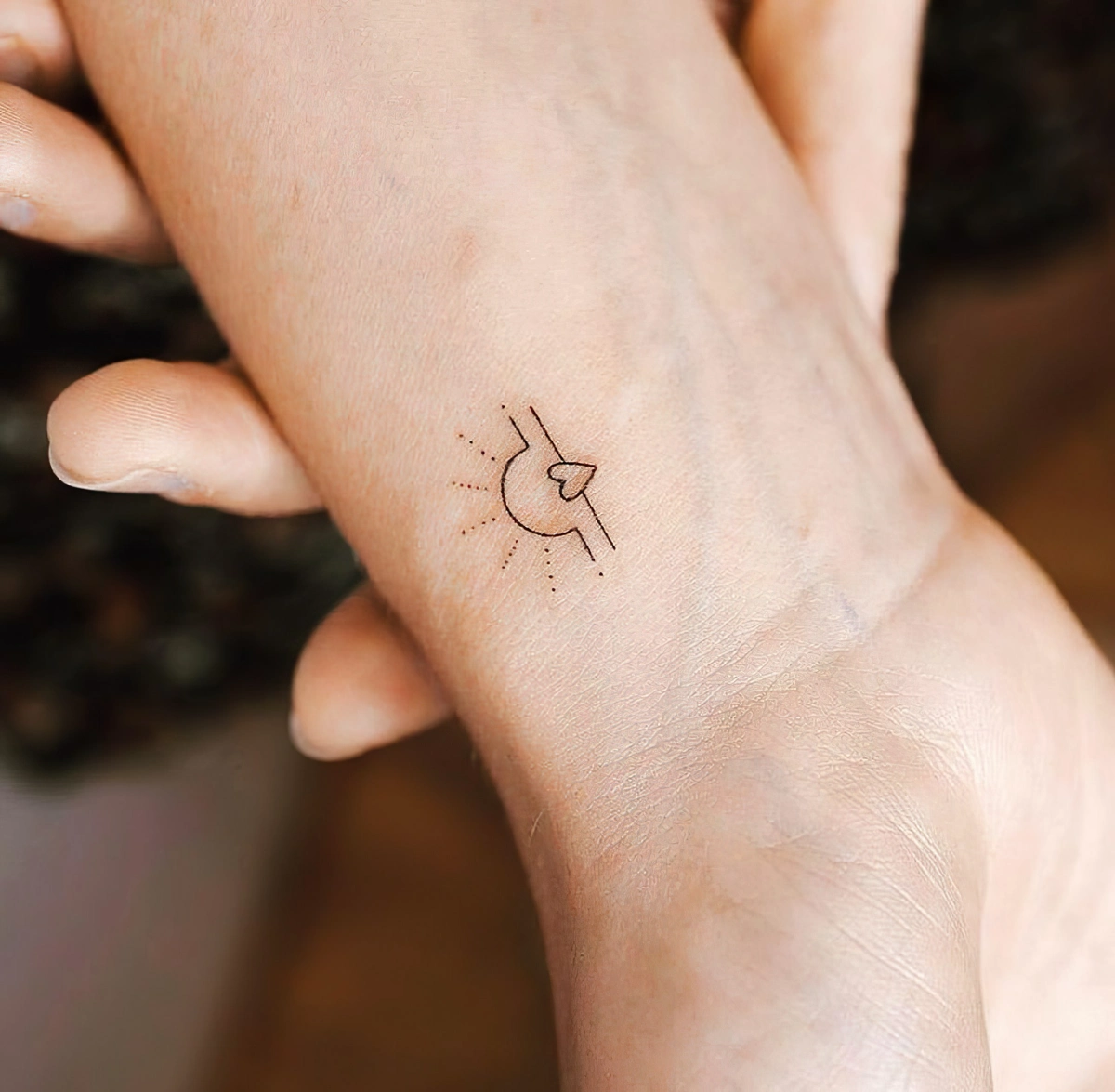 petit tatouage discret dessin mer soleil mini coeur main femme