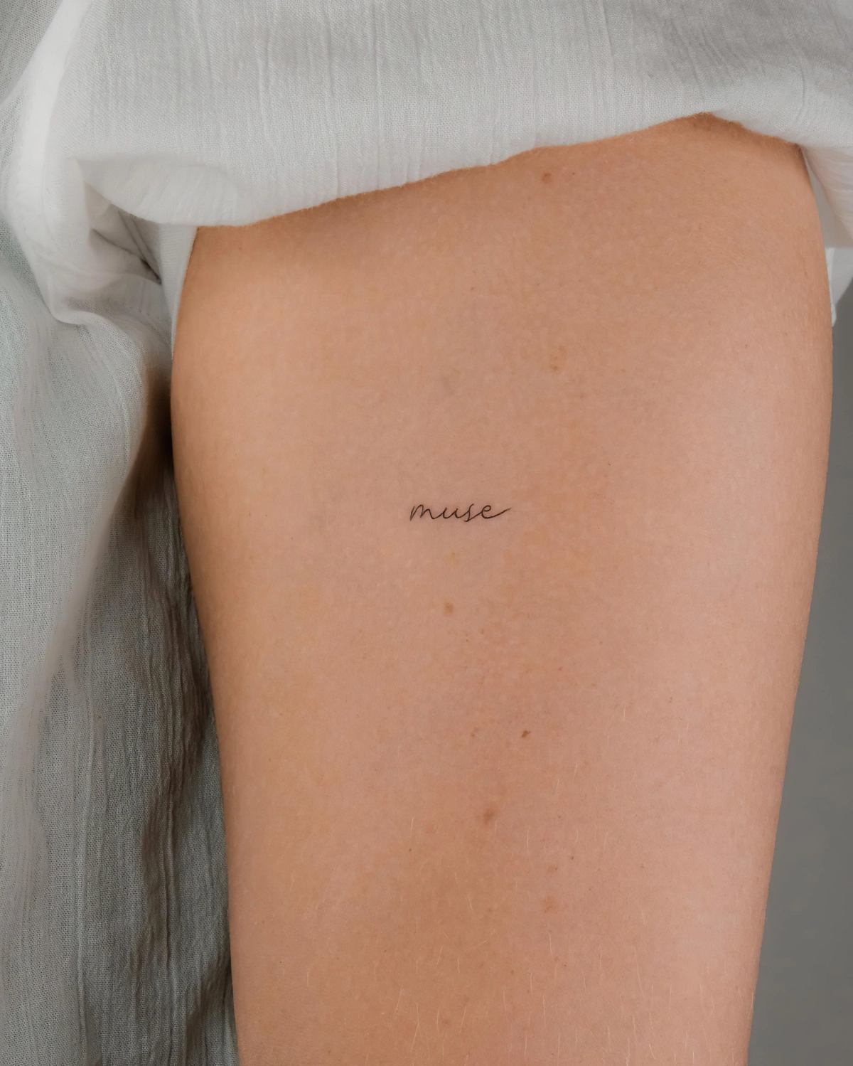petit tattoo miniscule mot inspirant peau art dessin encre blouse blanche