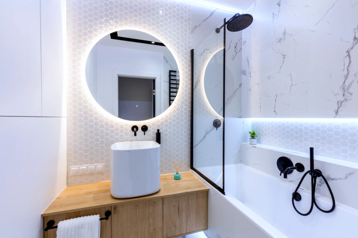 petite salle de bain moderne en noir et blanc