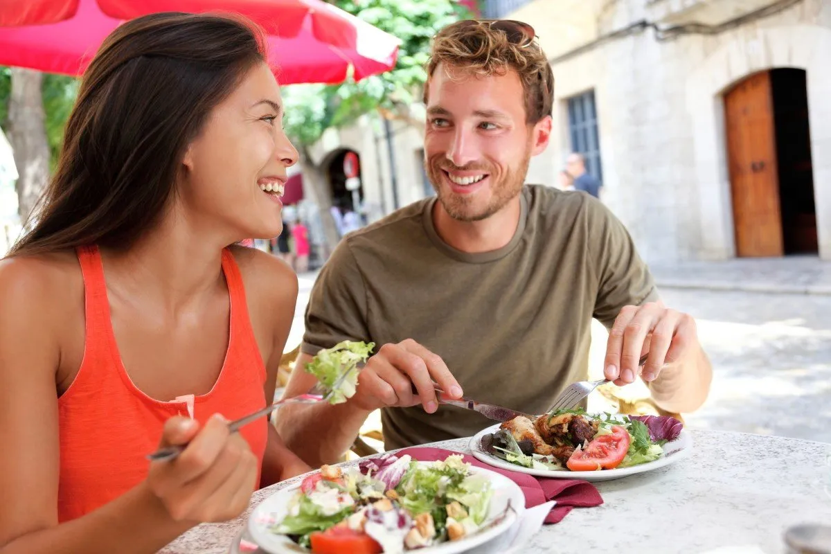 peut on maigrir pendant les règles homme et femme mangent salade