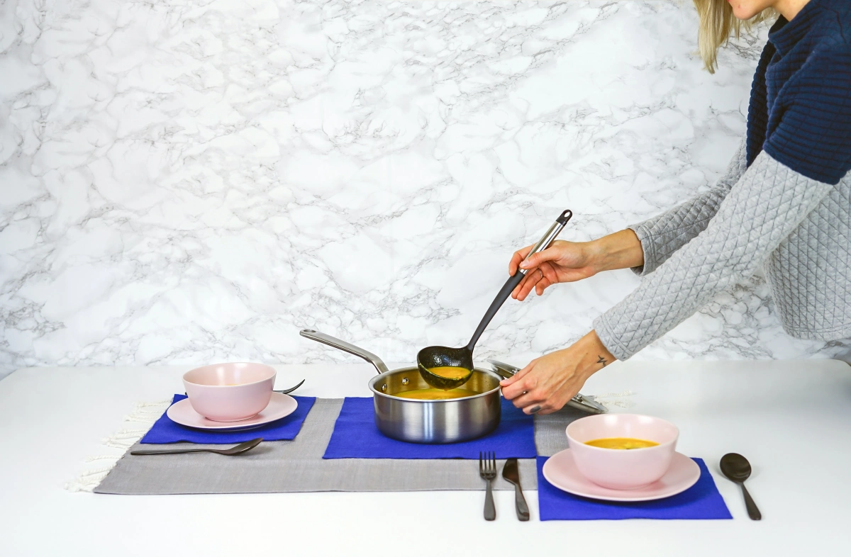 preparation soupe legumes casserole repas leger et convivial serviettes