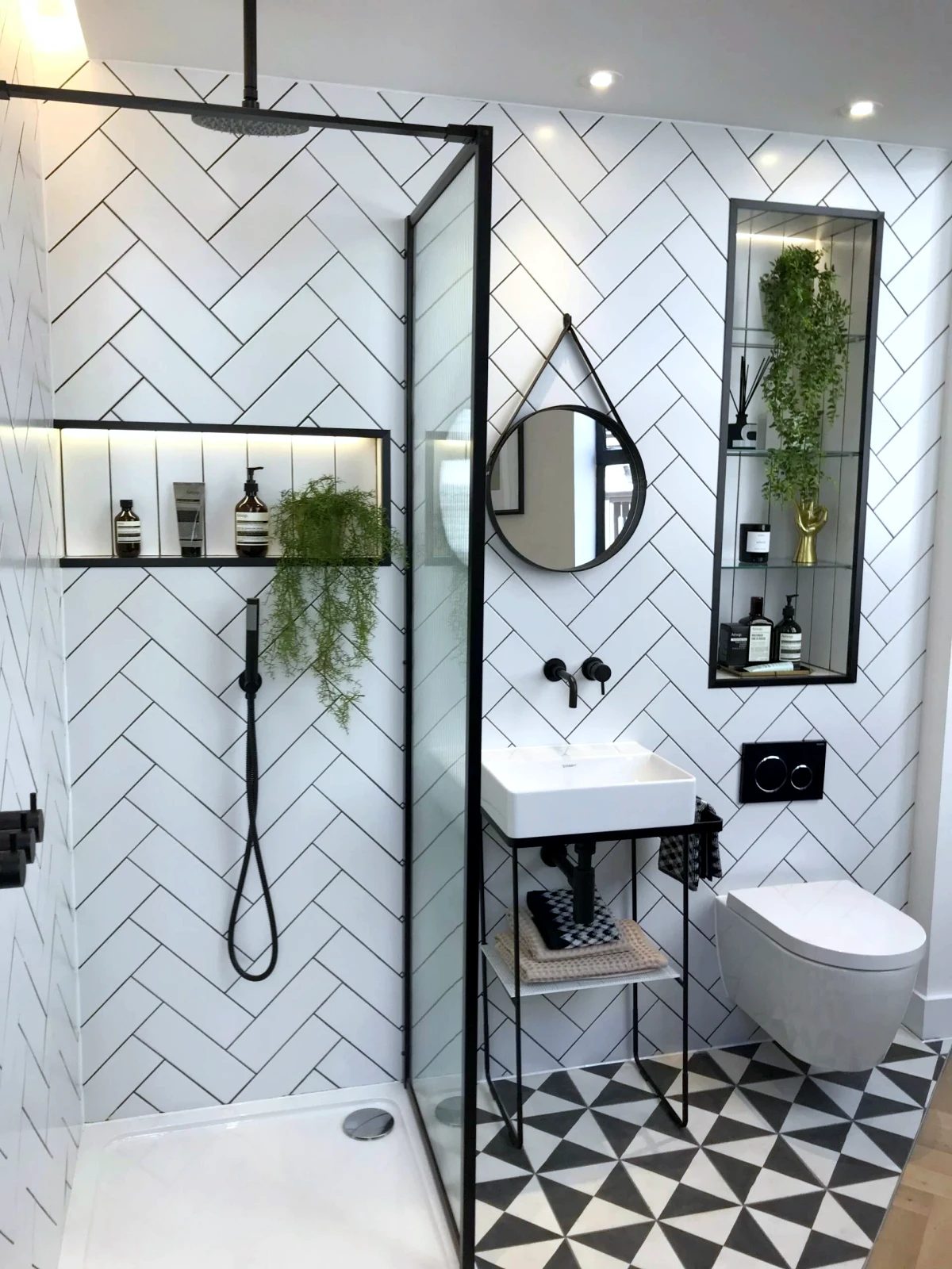 qmenagement minimaliste petite salle de bain en noir et blanc