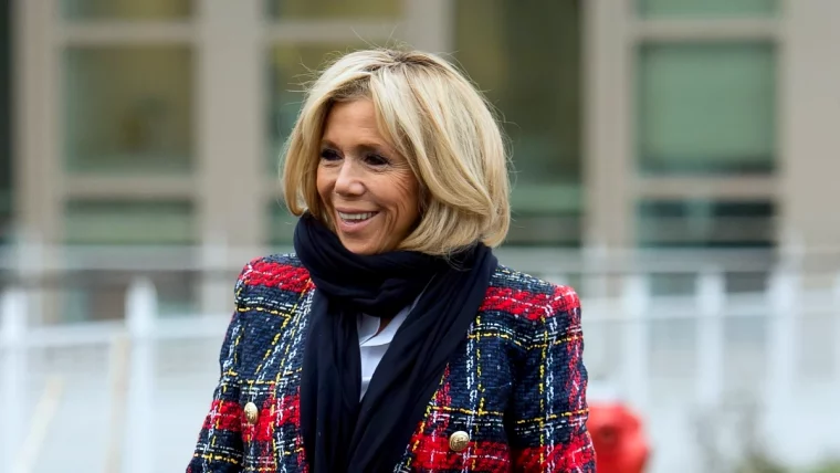 quel est le style de brigitte macron veste ecossaise rouge