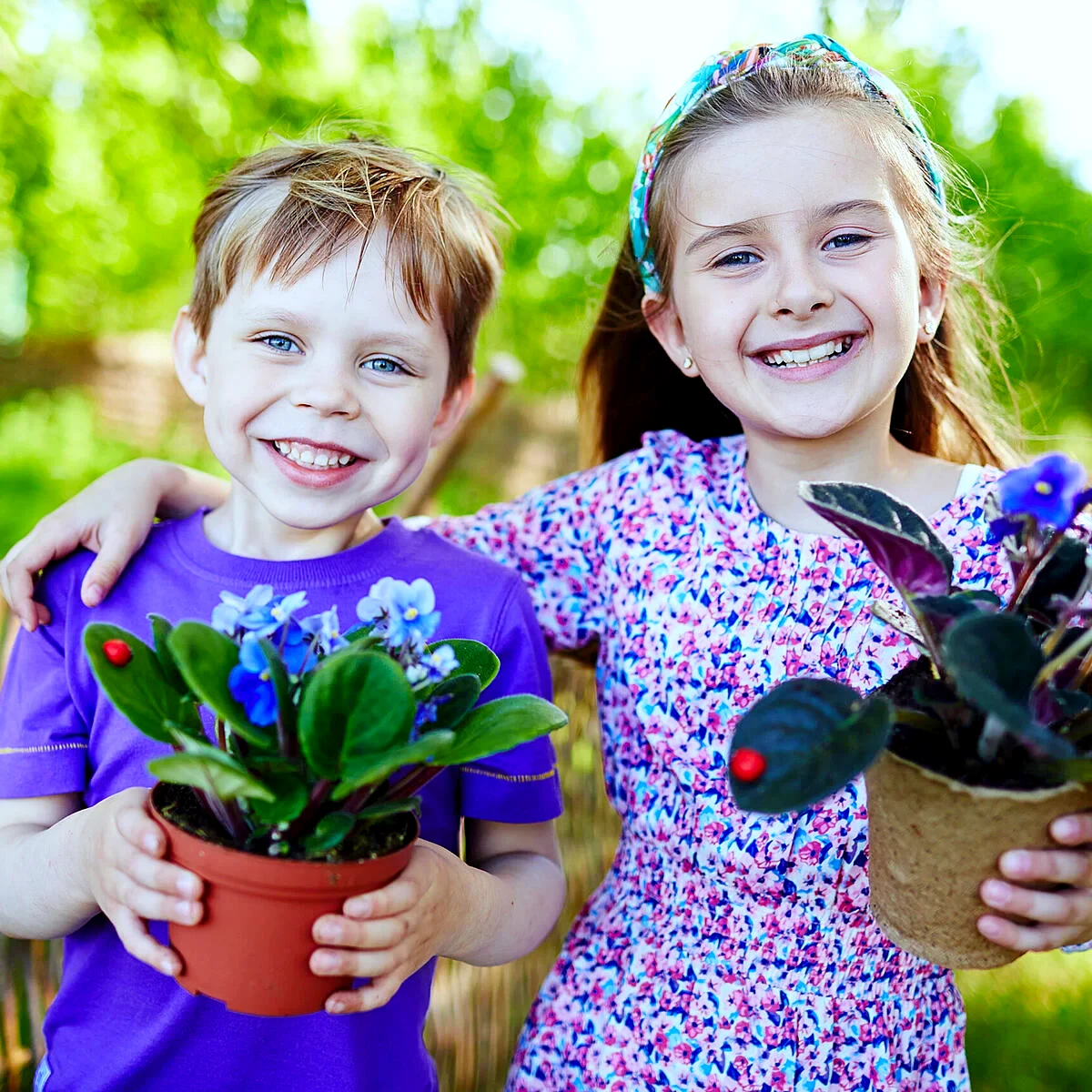 quel site si on veut jardiner bio deux enfants avec pots fleurs