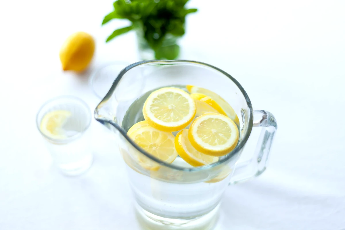 quelle boisson pour aider a digerer eau avec citron jaune