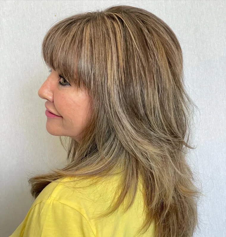 quelle coiffure effet rajeunissant cheveux mi long femme pull jaune