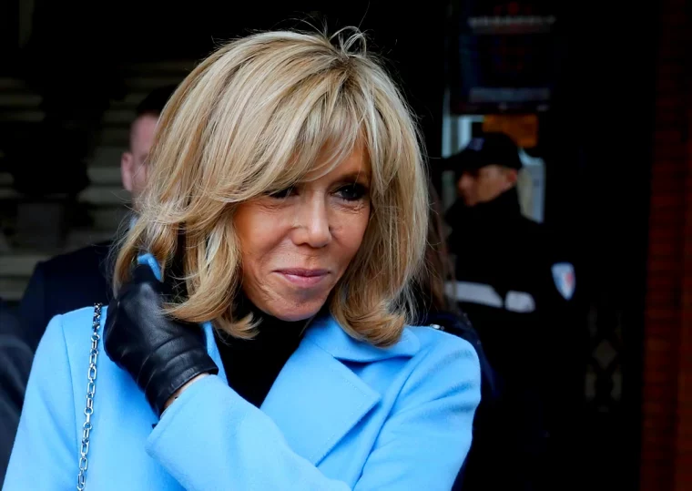 quelle couleur pour nous rajeunir apres 50 ans brigitte macron veste bleu