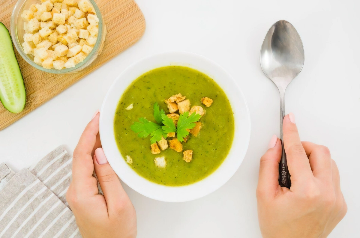 repas leger et gourmand soupe verte asperge brocolis persil frais