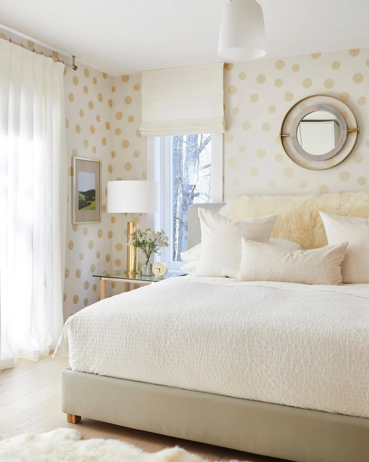 rideaux blancs chambre cocooning papier peint beige dots dores miroir rond