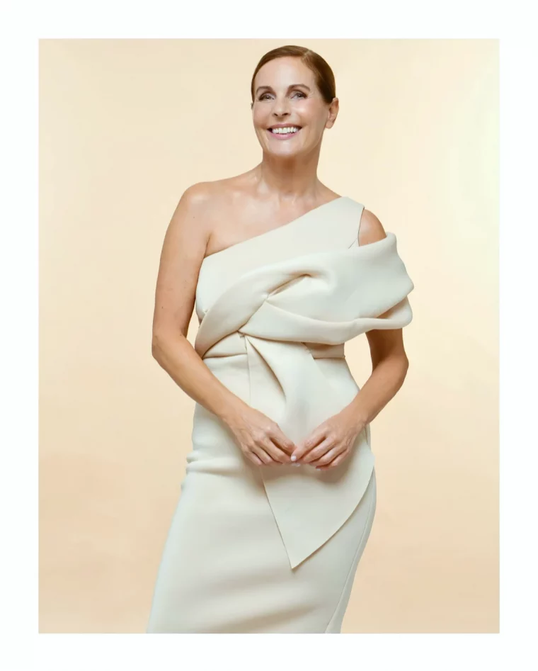 robe de ceremonie droite couleur creme femme 50 ans brune