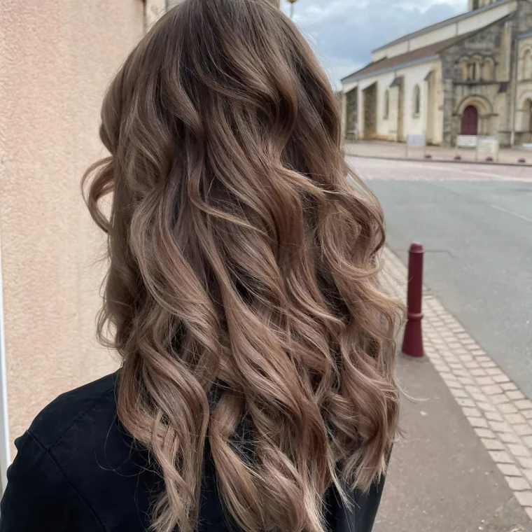 rue batiment femme coiffure cheveux coloration tendance blond cendre