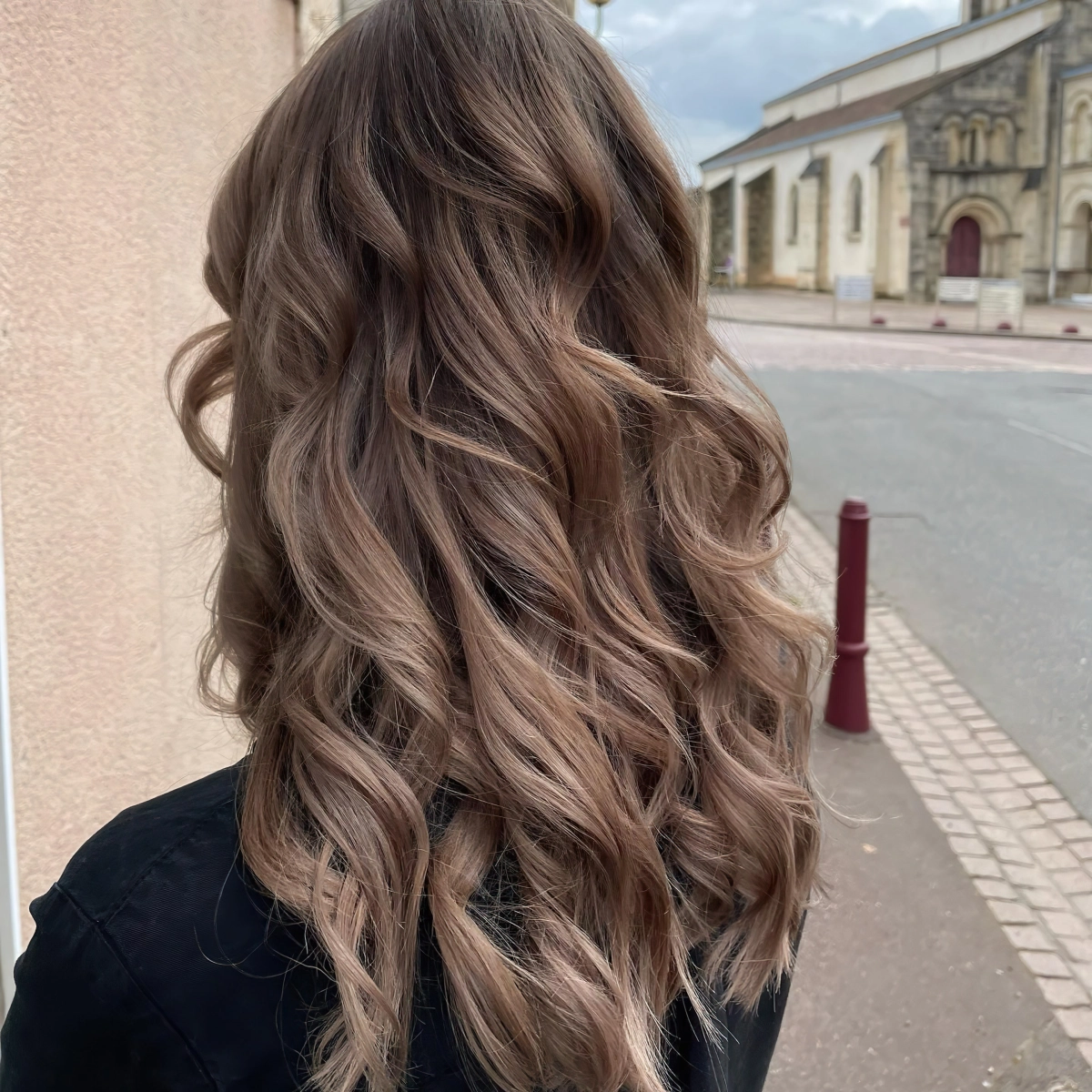 rue batiment femme coiffure cheveux coloration tendance racines foncees