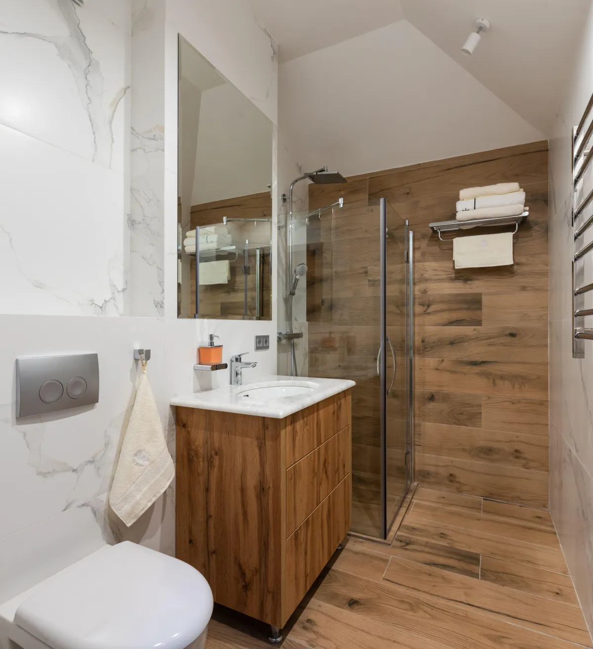 salle d eau moderne en blanc et bois