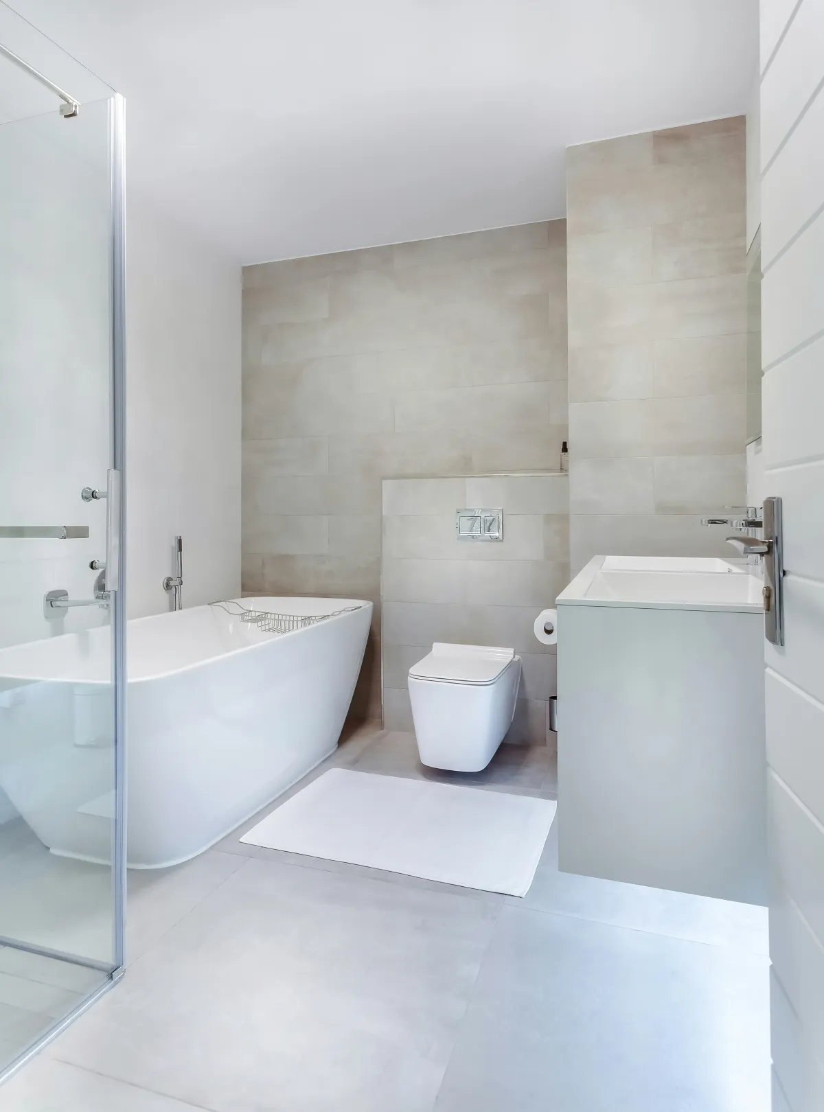 salle de bain en blanc et beige clair avec baignoire