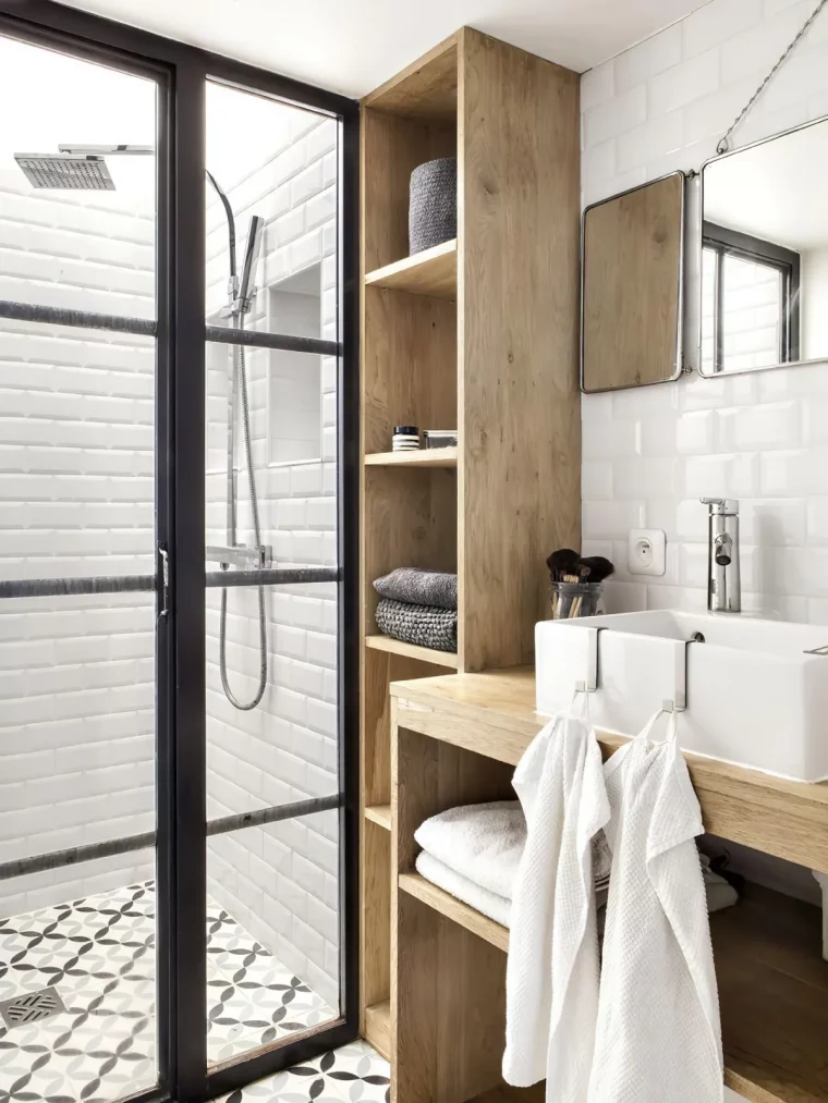 salle de bain en noir et blanc avec du bois