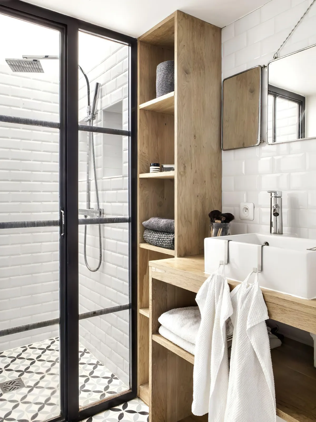 salle de bain en noir et blanc avec du bois