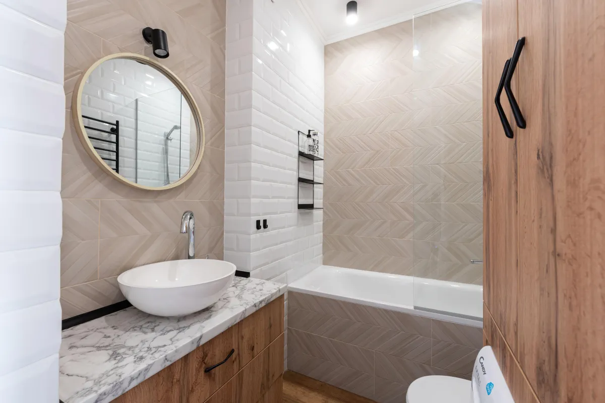 salle de bain moderne avec placard en bois