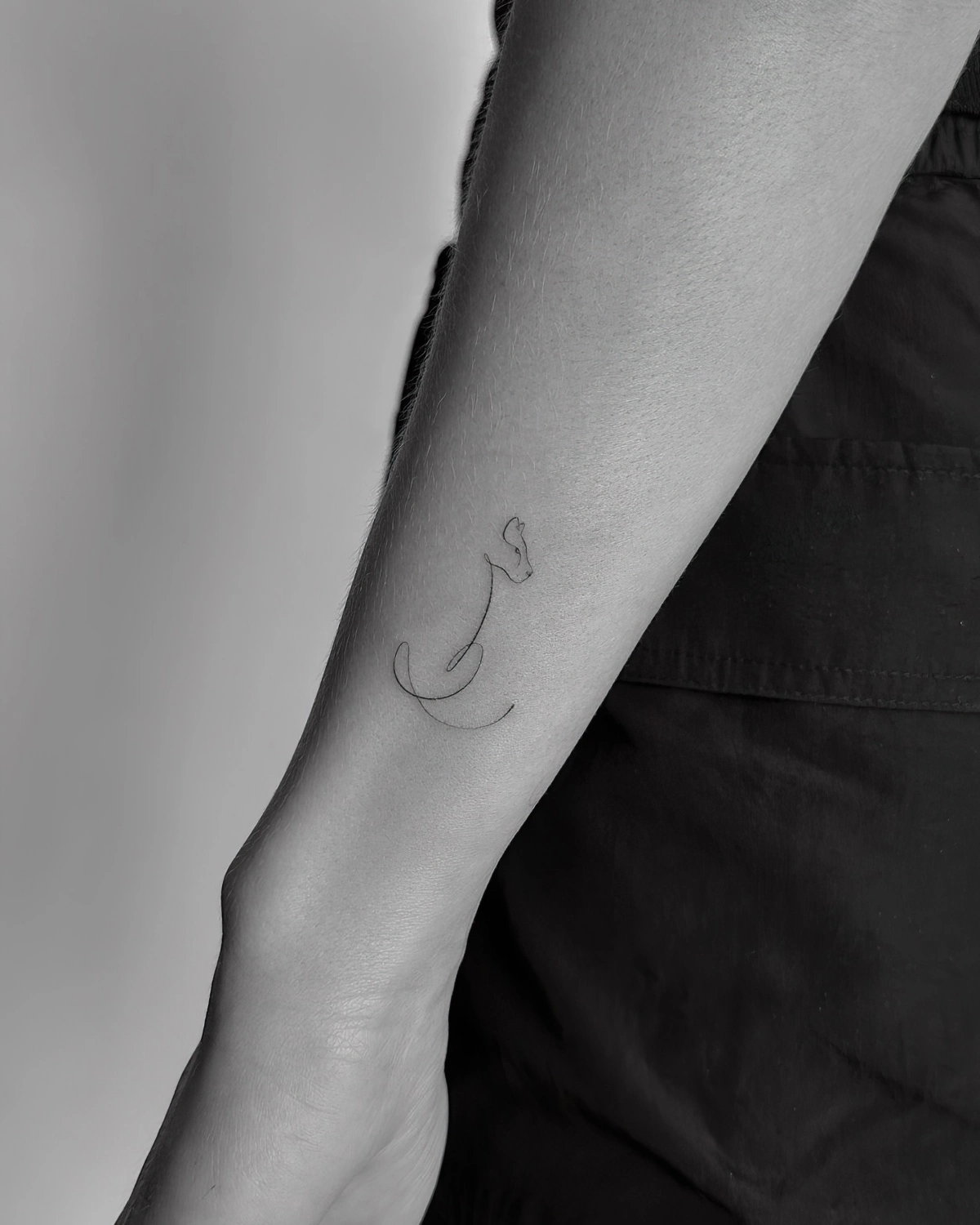 silhouette chat tatouage sur poignet main femme symbole signification