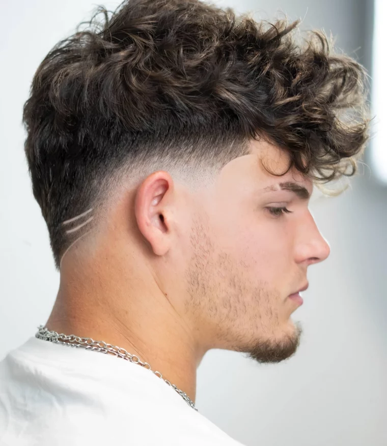 taper cheveux boucles frange sur le front volume dessus de tete