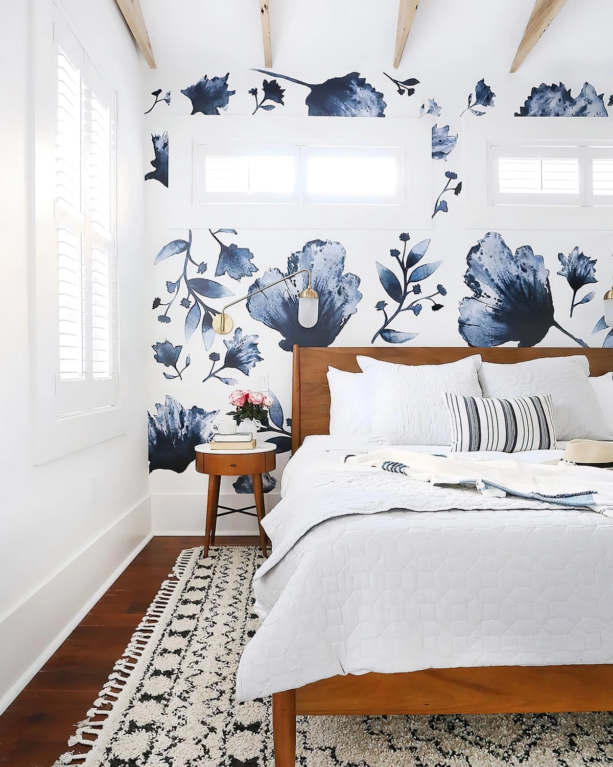 tapisserie murale chambre motifs fleurs bleues cadre de lit bois fonce