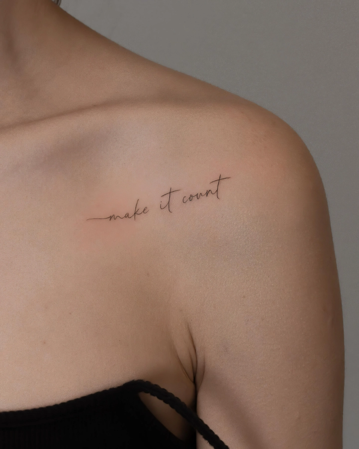 tatouage classe femme sur la clavicule mot inspirant encre peau