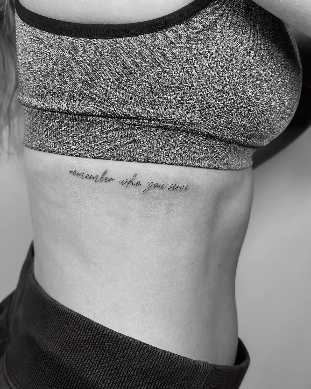 tatouage cote femme photo blanc et noir vetements de sport lettres encre