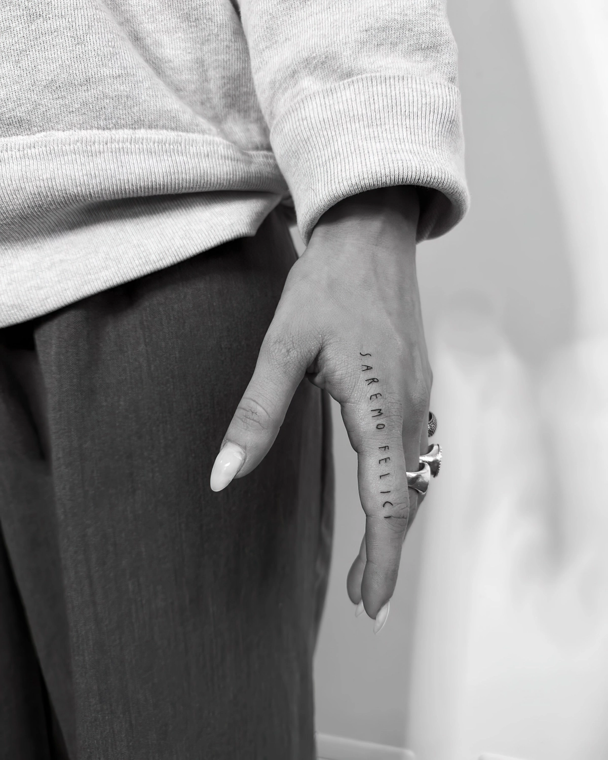 tatouage lettrage femme photo noir et blanc art corporel doigts ongles longs