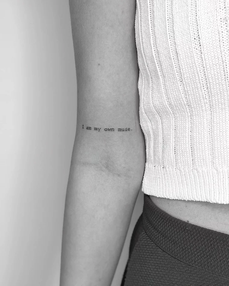 tatouage minimaliste femme photo noir et blanc art corporel top crop blanc