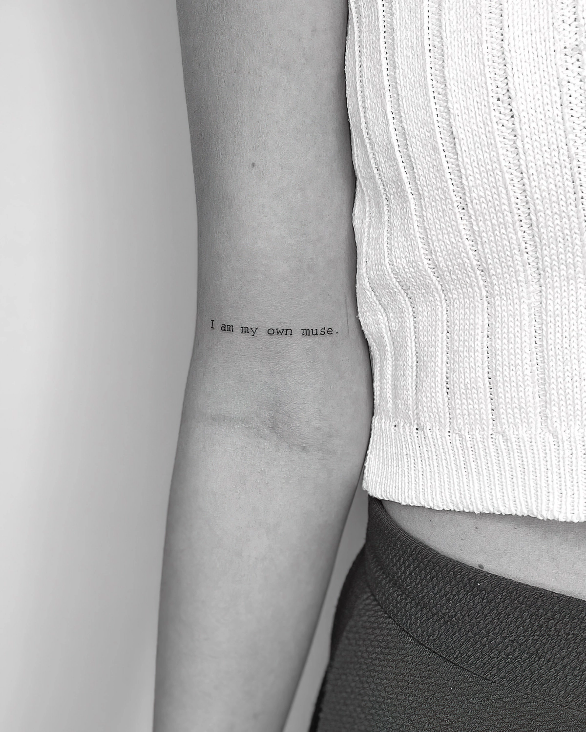tatouage minimaliste femme photo noir et blanc art corporel top crop blanc