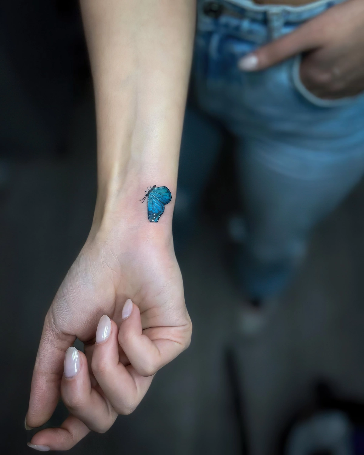 tatouage papillon en couleurs bleu insecte manucure ongle milky white