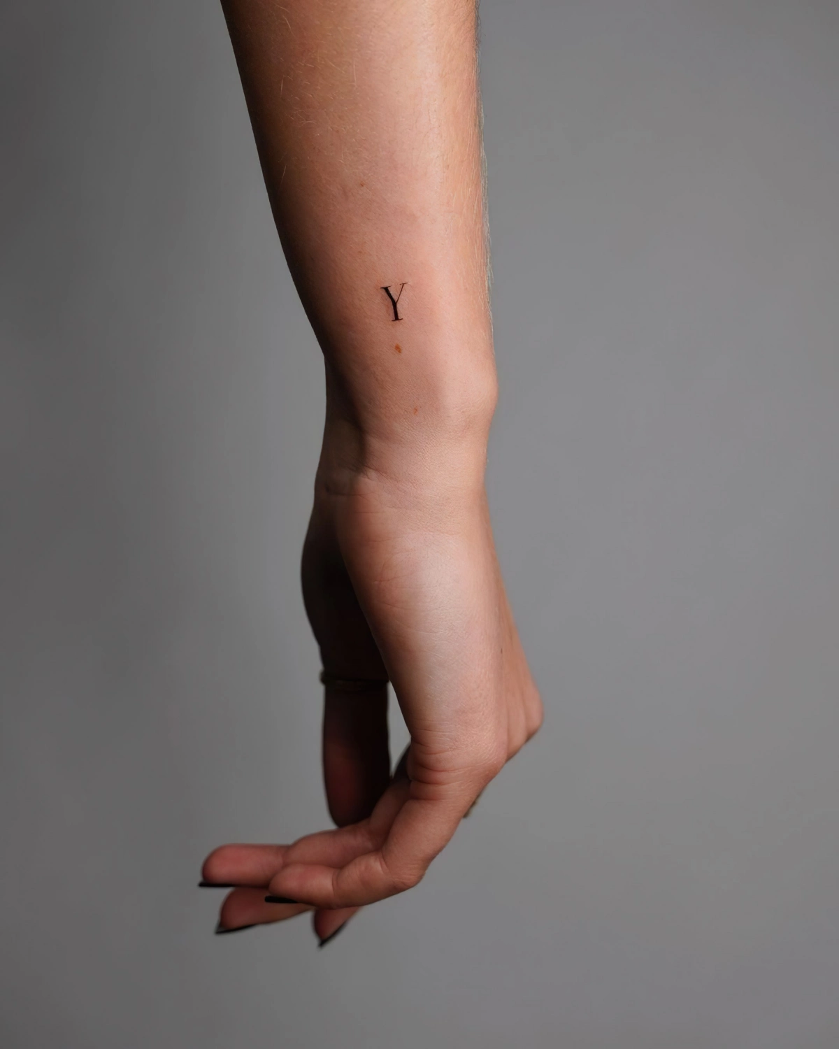 tattoo initiale lettre seule prenom signification main femme manucure noire