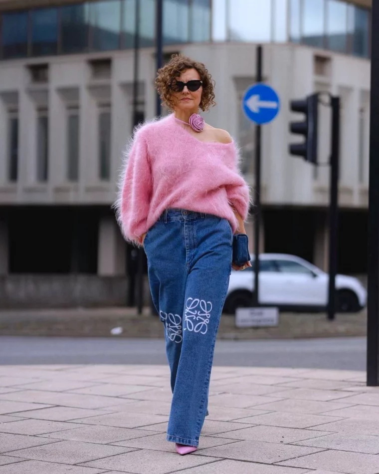 tendance mode femme 60 ans 2024 pull rose jean droit