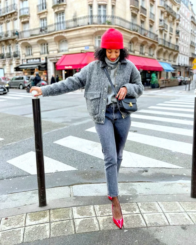 tenue avec jean et blouson gris chaussures et bonets rouges