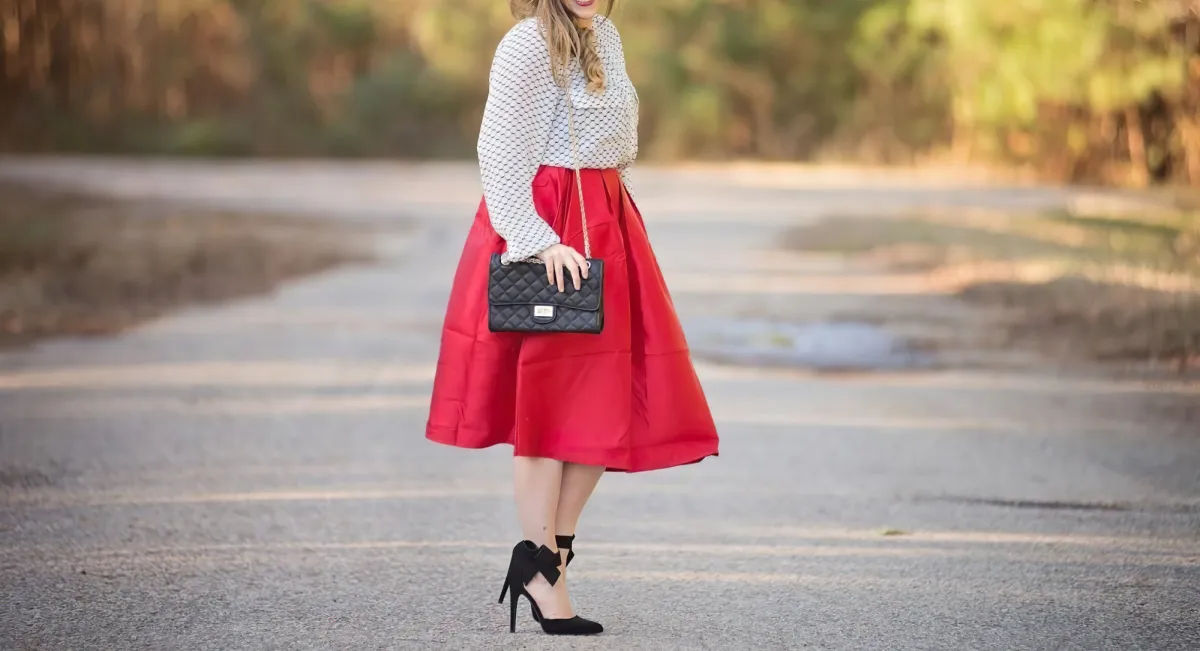 tenue chic femme jupe evasee rouge top blanc escarpins noirs