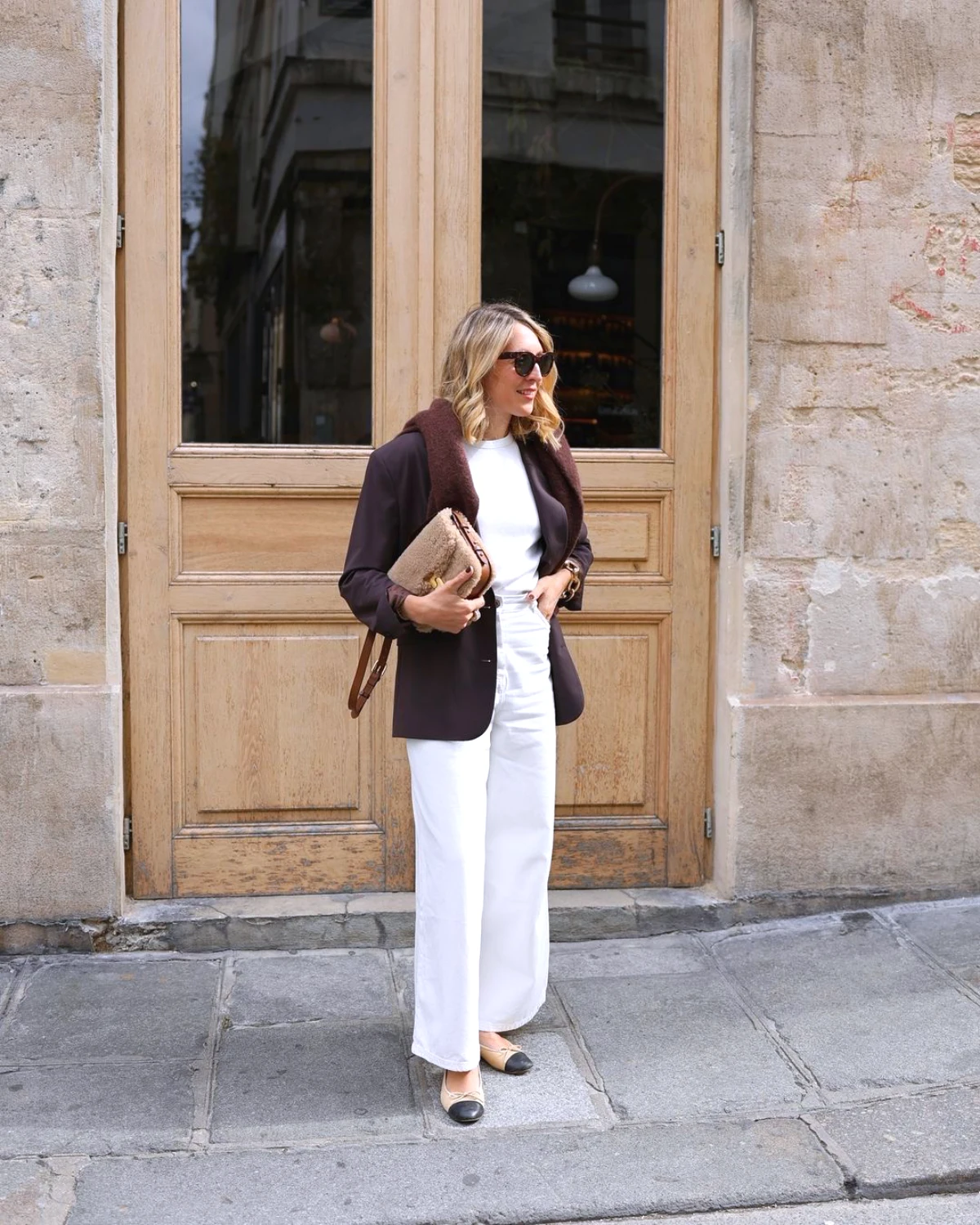 tenue chic jean blanc veste marron look femme 50 ans