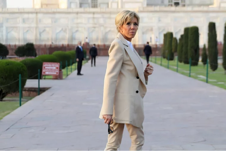 tenue monchrome beige brigitte macron