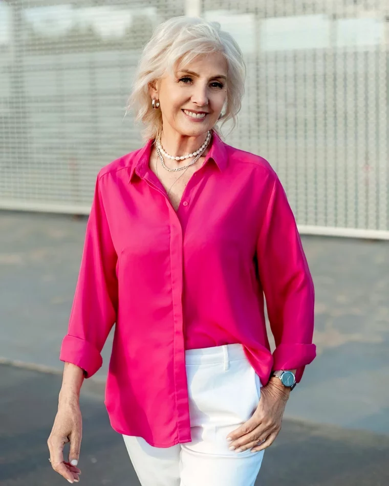 tenue rajeunissante top rose jean blanc mode femme 60 ans