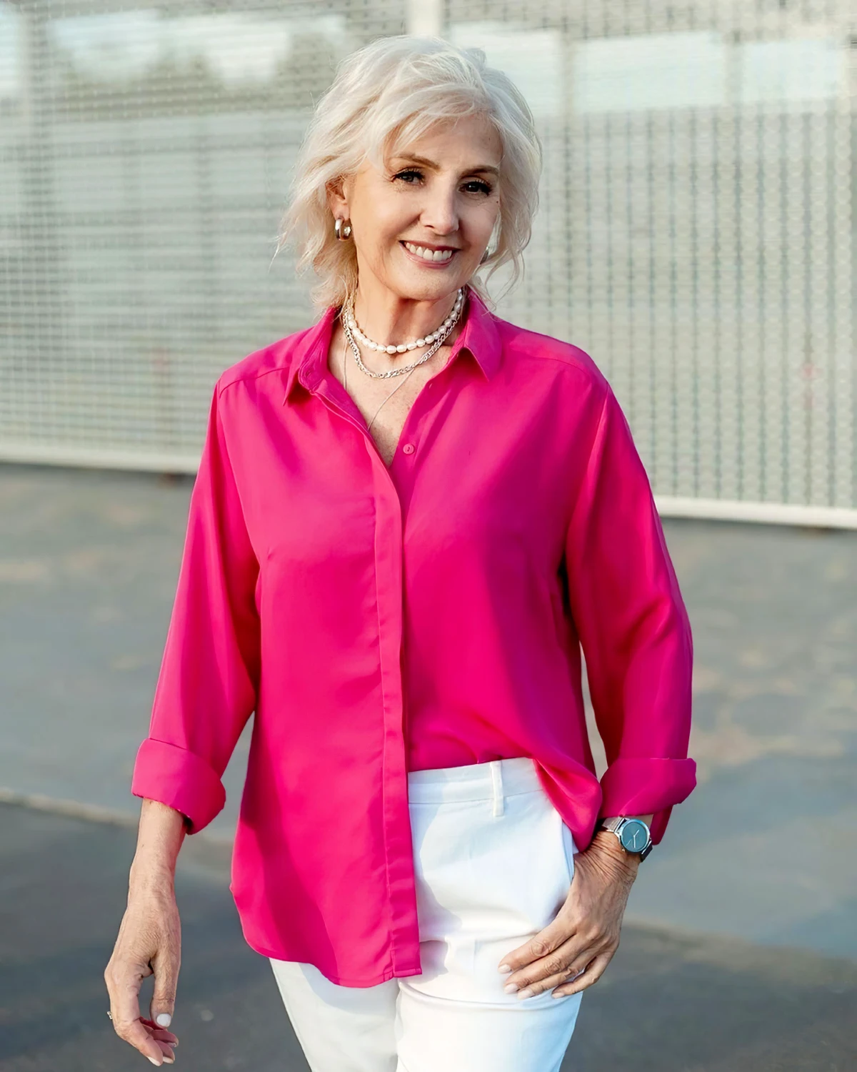 tenue rajeunissante top rose jean blanc mode femme 60 ans