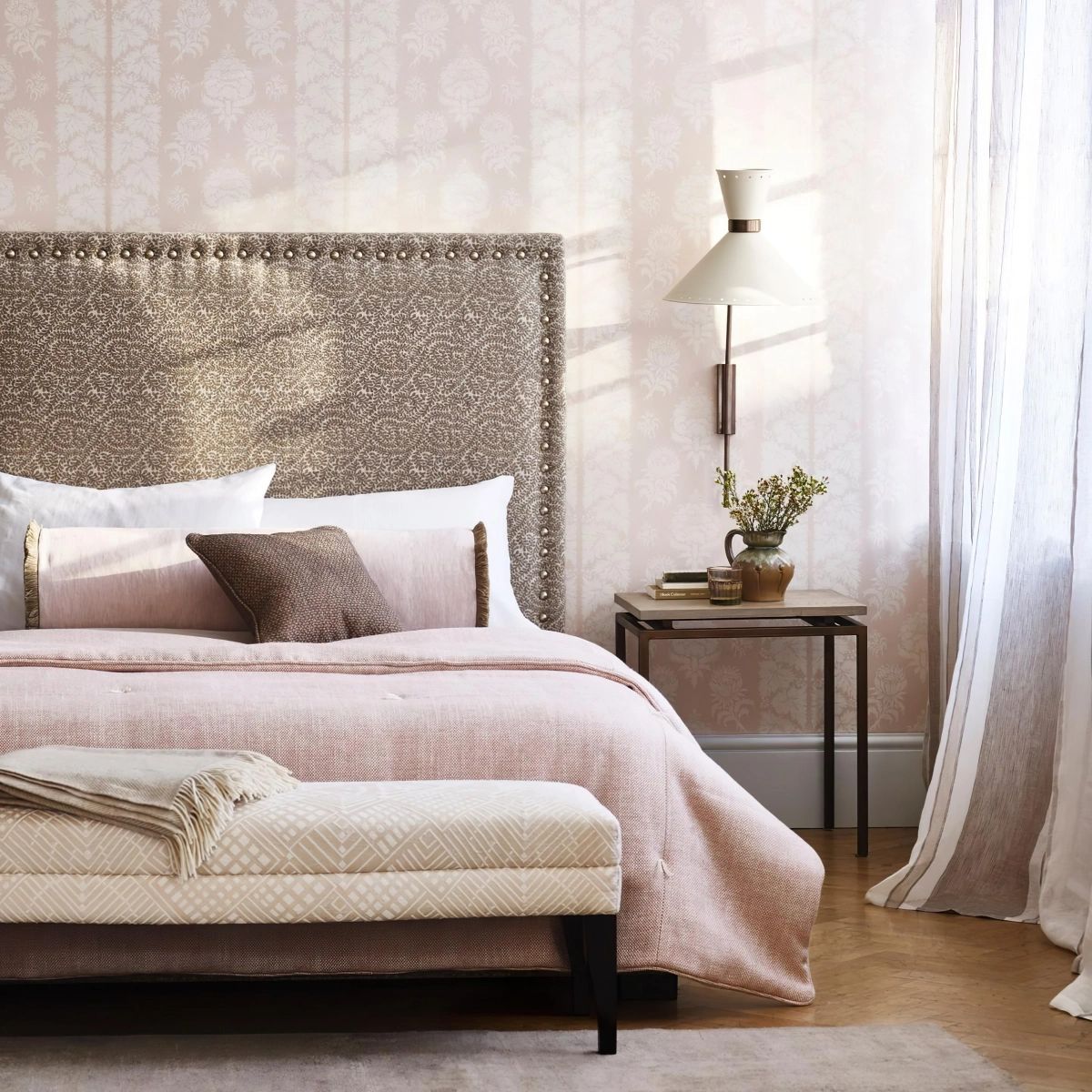 tete de lit taupe papier peint rose motifs rideaux blancs parquet bois