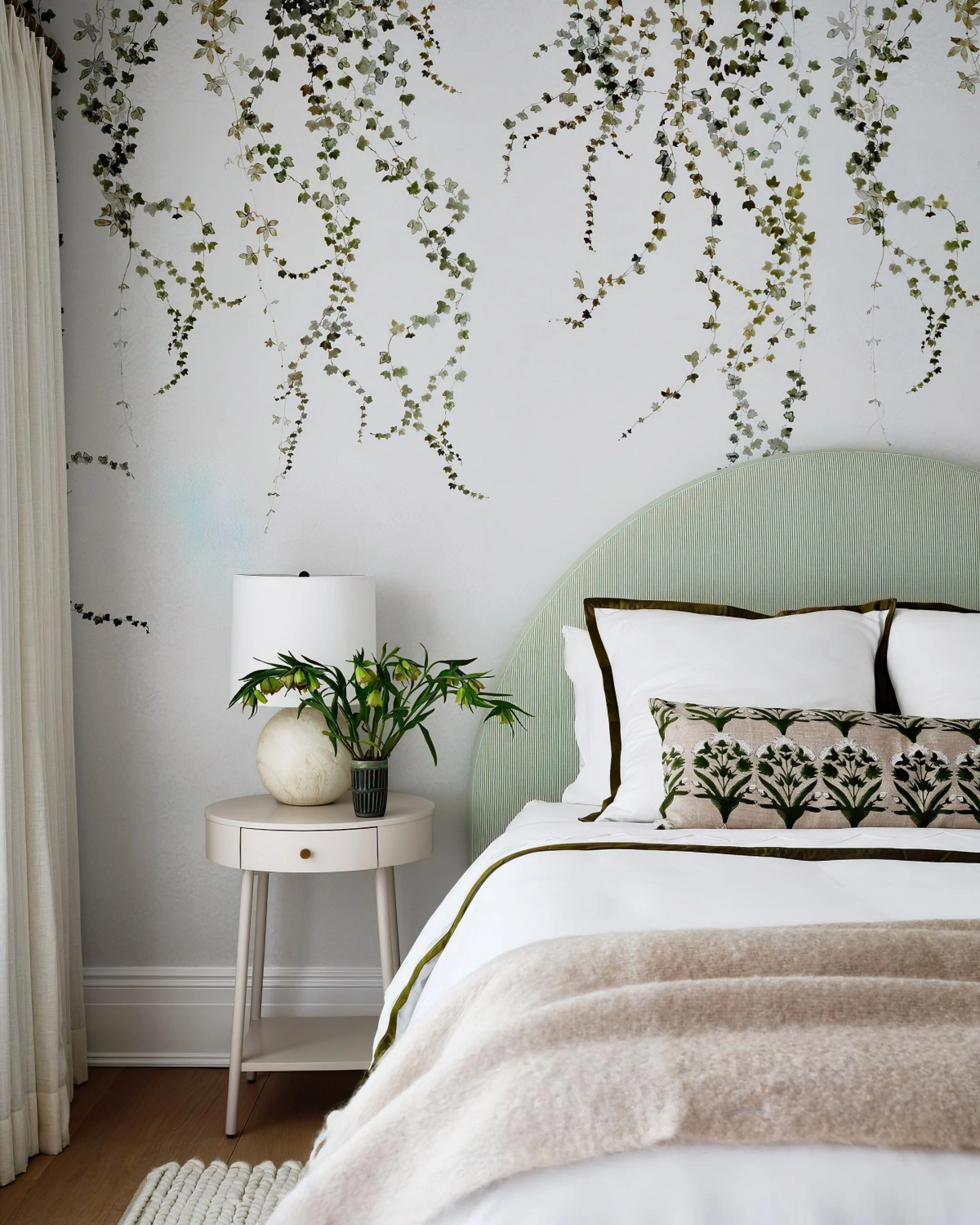 tete de lit vert coussins decoratifs papier peint motifs plantes tombantes