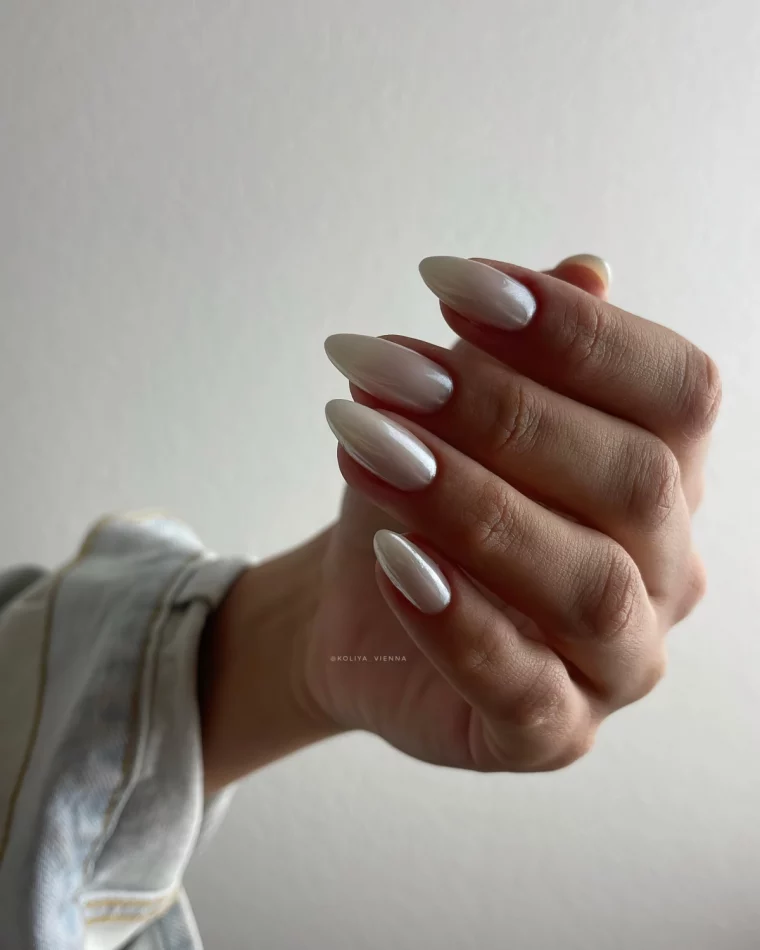 vernis milky white couleur ongle effet miroir blanc veste en jeans