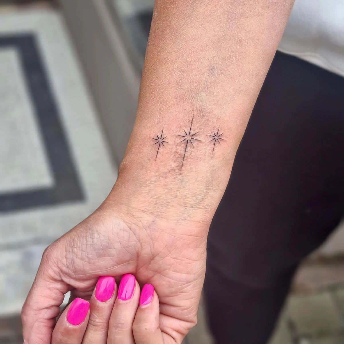 vernis ongle rose fuchsia tatouage motifs etoiles signification constellation