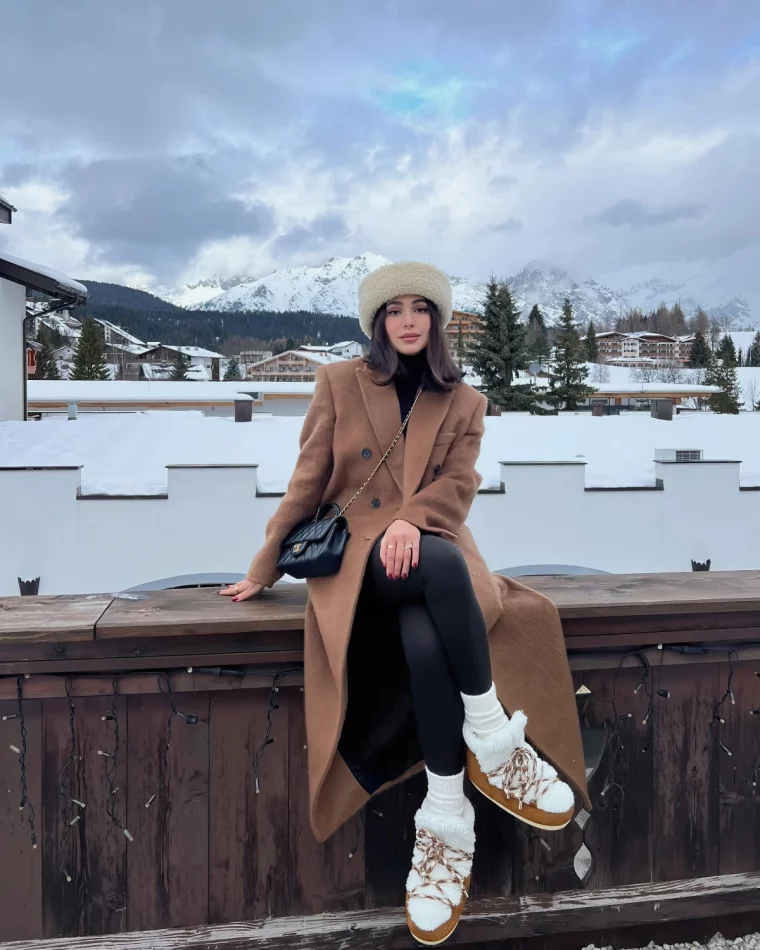 bottes de neige femme manteau long beige chapeau fourrure sac bandouliere noir