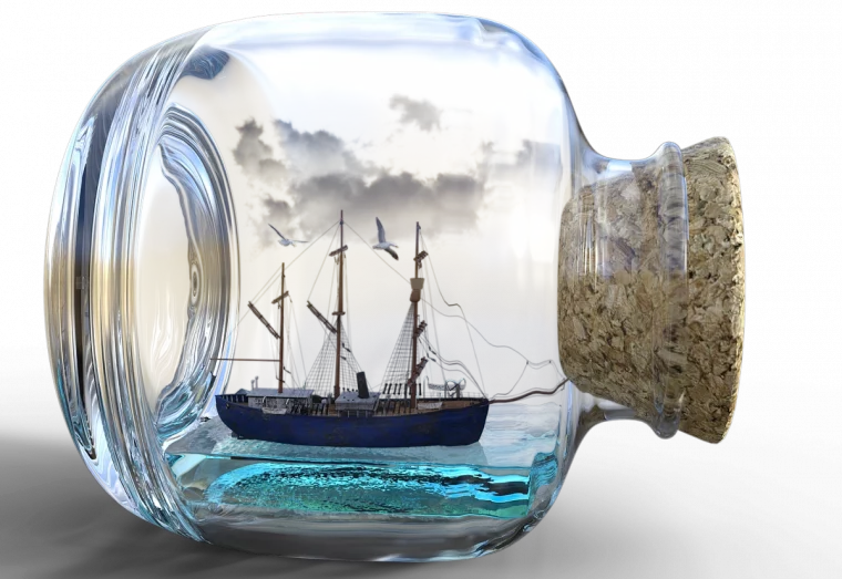 bouteuille verre transparent bouchon liege figurine bateau eau