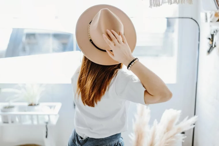 capeline beige bracelets perles bois t shirt blanc jeans femme