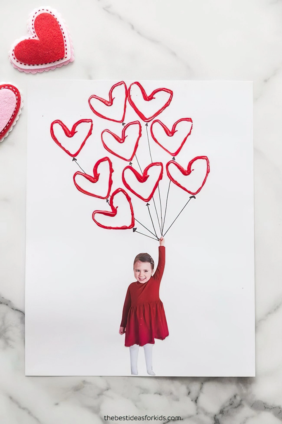 carte st valentin maternelle avec photo empreintes coeur rouge surface marbre