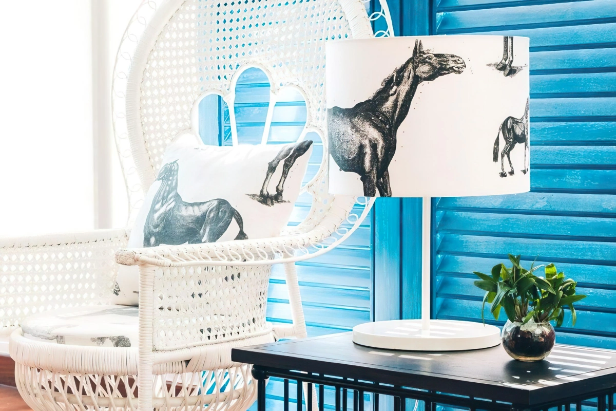 chaise paon blanc ratan coussin motif animal revetement mural bleu