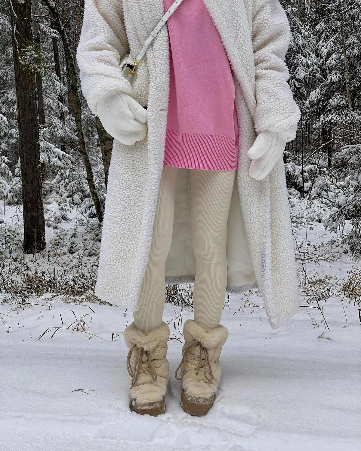 chaussures d hiver femme pull long rose leggins beige manteau long blanc fourrure