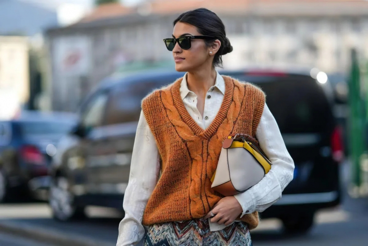 chemise blanche et gilet sans manche orange brulee